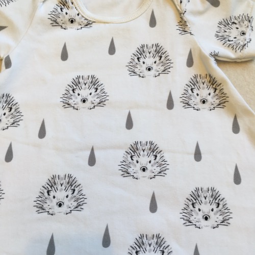Detail: T-shirtjurk egel met korte mouw met witte achtergrond
