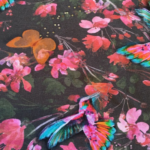 Detail: T-shirtjurk met kleurige roze bloemen en vogels op een donker achtergrond