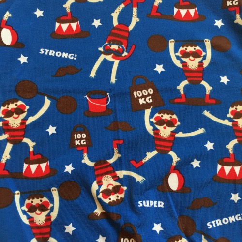 Detail: Stoere sterke mannen op een t-shirt in voornamelijk rood en blauw